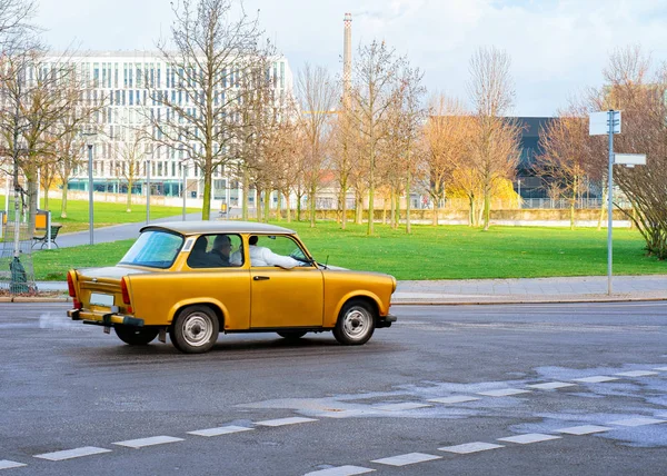 Amarillo coche viejo en la carretera en Berlín Mitte —  Fotos de Stock