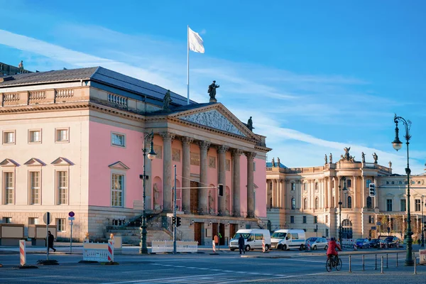 Ópera Estatal Staatsoper da casa na rua na cidade alemão Berlim — Fotografia de Stock