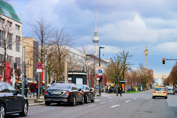 Ruch samochodowy na drodze w Unter den Linden Berlin — Zdjęcie stockowe