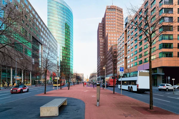 Straße mit moderner Architektur am Potsdamer Platz — Stockfoto
