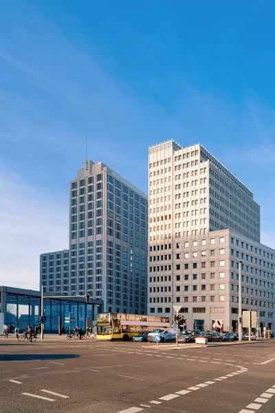 Yol ve araba trafiği ve Bahnhof Potsdamer Platz insanlar