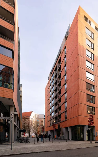 Potsdamer Platz modern mimarisi ile Sokak