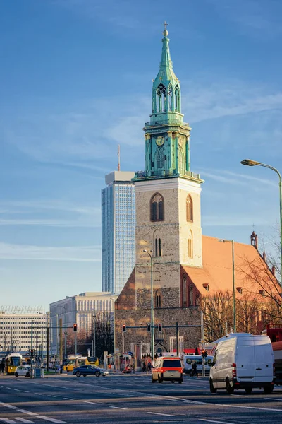 Berlin ve St Mary Kilisesi'nde yol ile Cityscape