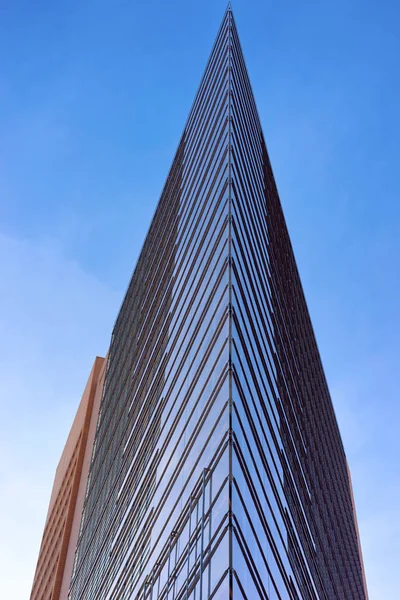 Blaue Glas-Wohnhaus und Geschäftshaus-Architektur in — Stockfoto