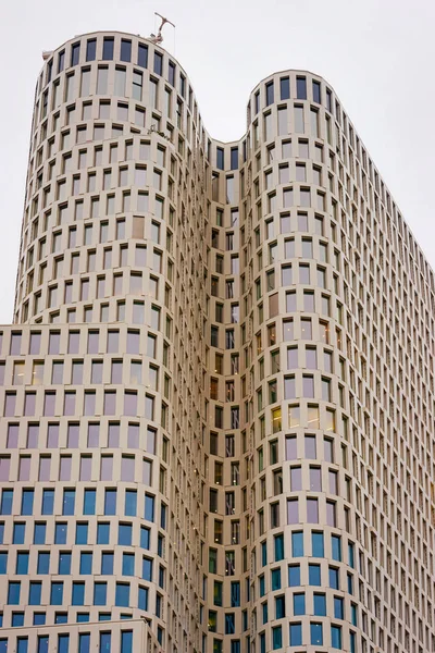 Gratte-ciel en verre modernes comme appartement résidentiel et arc de bureau — Photo