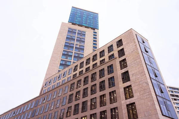 Modernos arranha-céus de vidro apartamento residencial e escritório archit — Fotografia de Stock
