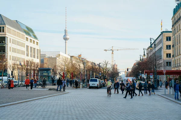 Emberek Unter den Linden Street Berlinben — Stock Fotó