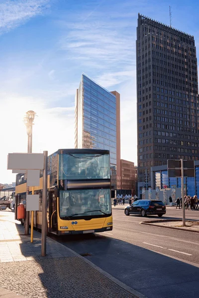 Bus sur la route et l'architecture moderne du bâtiment à Potsdamer Platz — Photo