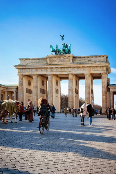 Berlin Şehir merkezindeki Brandenburg kapısı ve Caddesi'ndeki insanlar