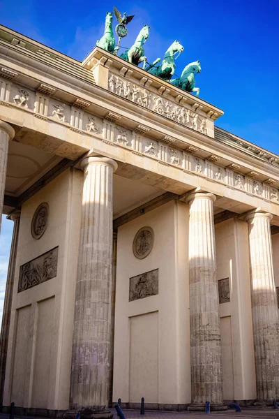 Puerta de Brandeburgo y calle en el centro de Berlín —  Fotos de Stock