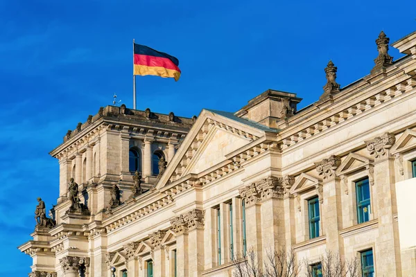 Arquitectura del edificio del Reichstag con bandera alemana en la ciudad de Berlín — Foto de Stock