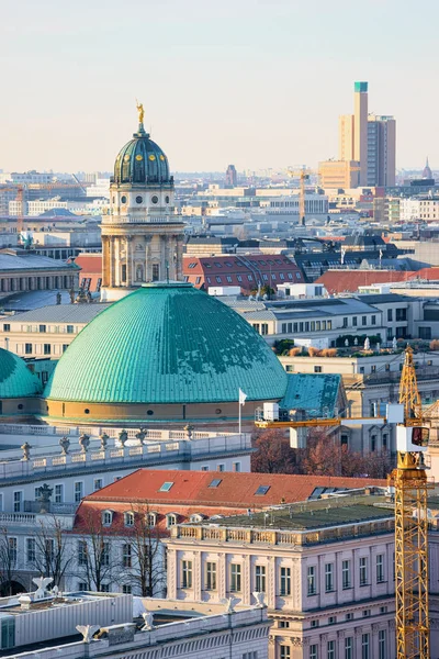 Flygbild över Berlins franska kyrka på Gendarmenmarkt — Stockfoto