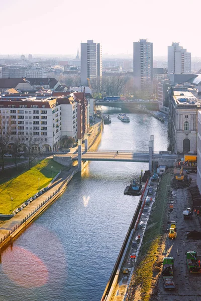 Cityscape com rio Spree no centro da cidade alemã de Mitte Berlim — Fotografia de Stock