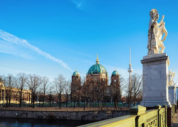 Staty och Berlins katedral vid Spree River Quay — Stockfoto