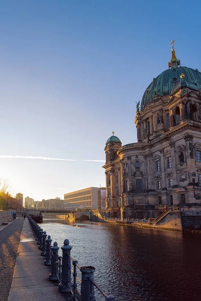 Spree Nehri rıhtımı yakınlarındaki Berlin Katedrali