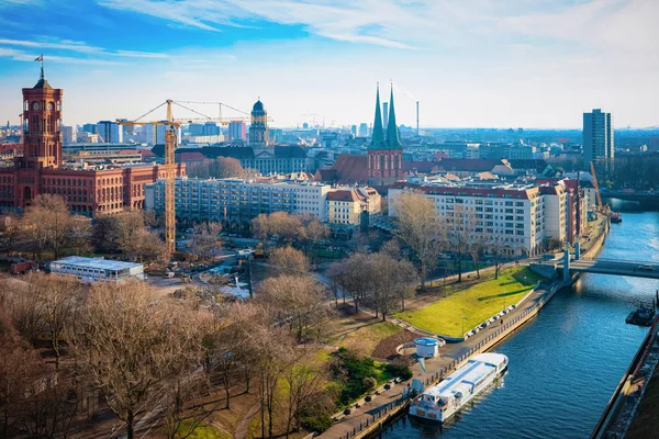 Paisaje urbano con Spree Riverfront y Rotes Rathaus en Berlín — Foto de Stock