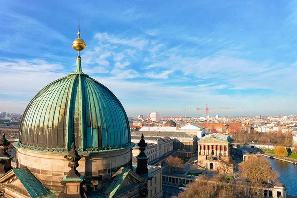 Alman şehir merkezi Berli Berlin Katedrali ile panoramik görünümü