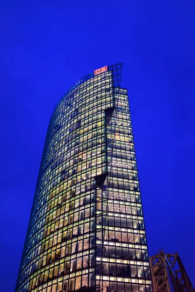 Modern Mavi cam Db iş bina mimarisi Berlin gece