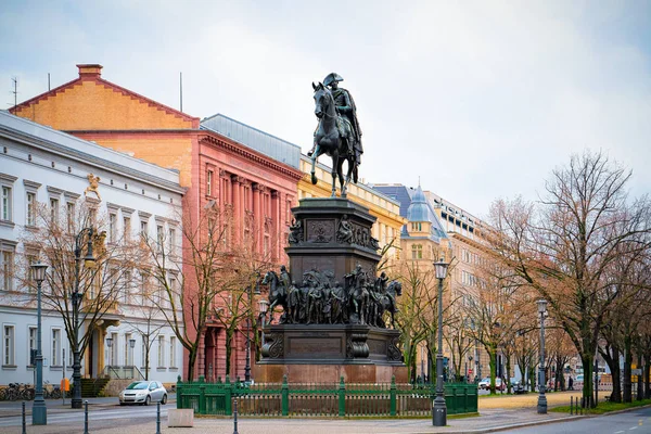 Berlin'de Büyük Frederick Heykeli Binicilik Heykeli