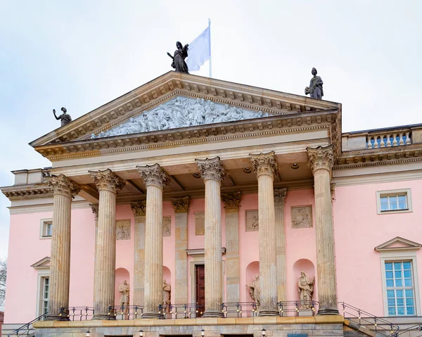 Fasáda státního operního domu Staatsoper na ulici v Berlíně — Stock fotografie