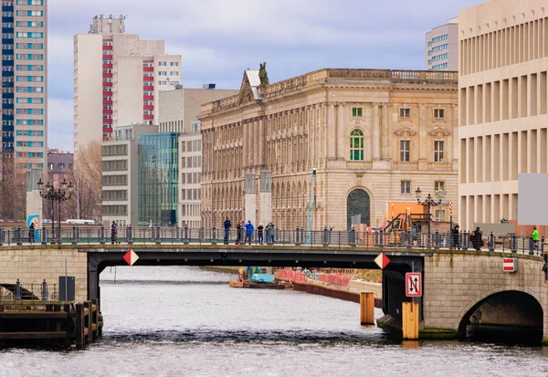 Stadsbilden Berlin Mitte med Spree Riverfront — Stockfoto