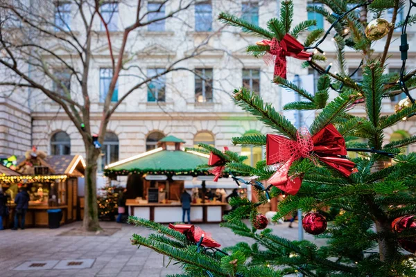 Árbol de Navidad decorado en el mercado de Navidad cerca de Opera House Be — Foto de Stock