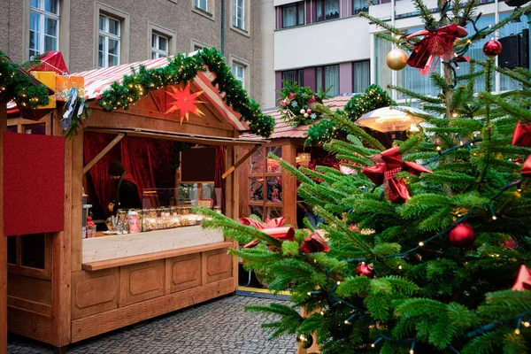 Versierde kerstboom in kerstmarkt in Opera House Berl — Stockfoto