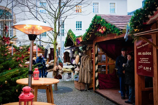 Linternas y puestos en el mercado de Navidad cerca de Opera House Berlin — Foto de Stock