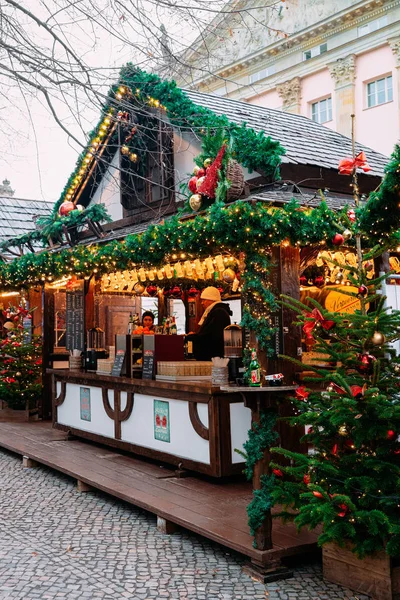Noel pazarı Berli gluhwein sıcak şarap ile dekore edilmiş tezgah