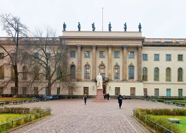 Emberek Humboldt Egyetem és utca a német Mitte Berlin — Stock Fotó