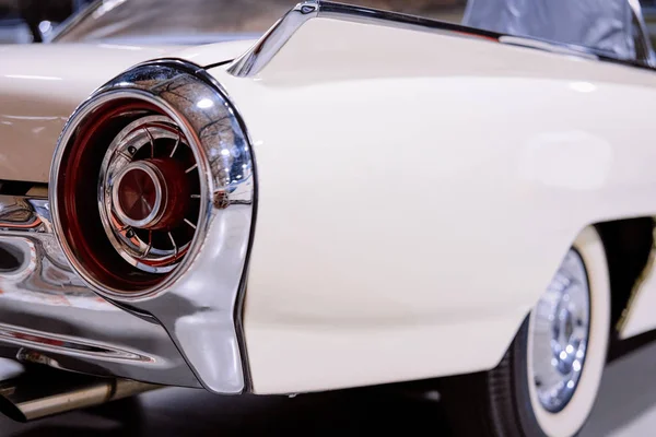 Beyaz vintage klasik araba otomatik arka far