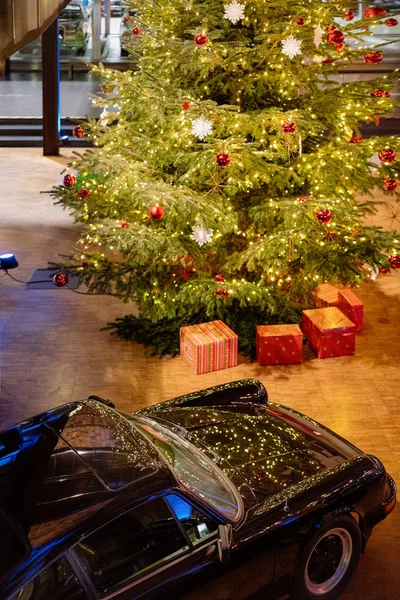 Berlin Noel ağacı backgrou Siyah vintage klasik araba otomatik — Stok fotoğraf