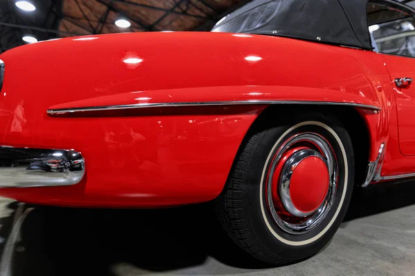 Roda de carro clássico vintage vermelho auto — Fotografia de Stock