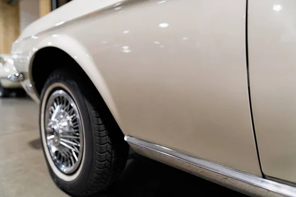 Wheel of white vintage classic car auto — Stock Photo, Image