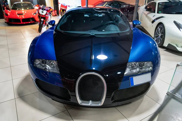 Radiator grill and headlights at blue vintage classic car auto — Stock Photo, Image