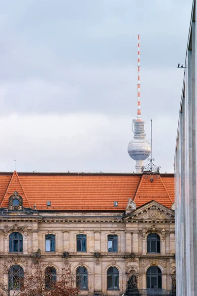 Centro de Berlín con torre de televisión Fernsehturm — Foto de Stock