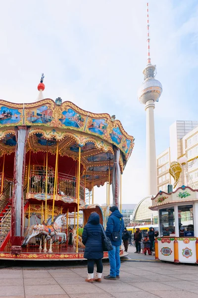 Alexanderplatz Berlin'de Noel pazarında çocuklarla Carousel