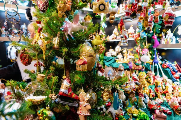 Almanya'da Noel pazarında Cam Noel ağacı süslemeleri