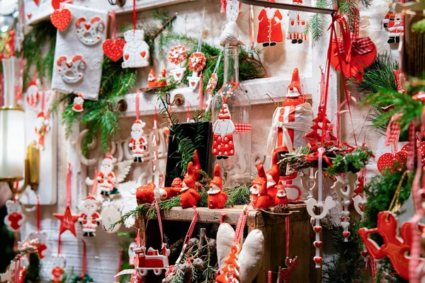 Decorazioni in ceramica dell'albero di Natale nel mercatino di Natale in tedesco — Foto Stock