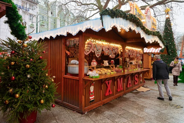 Kalp şeklinde Gingerbread çerezleri Memorial Ch ile durakinsanlar