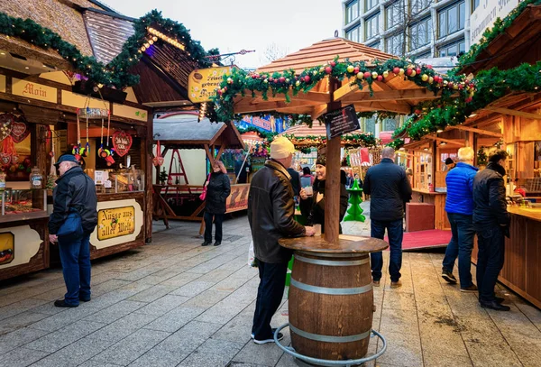 Turisté na vánočním trhu s Gluhwein v pamětním kostele — Stock fotografie