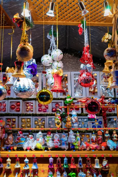 Glass Christmas tree decorations at Christmas market on Alexande — Stock Photo, Image