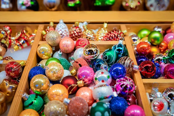 Alexande Noel pazarında Cam Noel ağacı süslemeleri