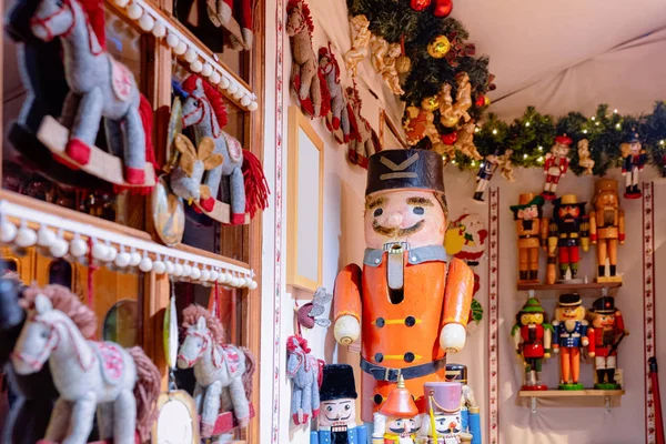 Ale Noel pazarında Ahşap Noel oyuncakları ve süslemeleri