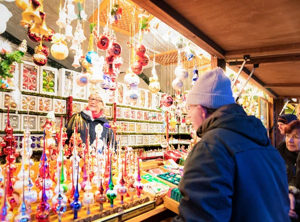 Alexand Cam Noel ağacı süslemeleri ile tezgahta Insanlar