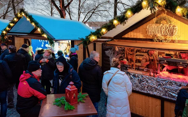 Pessoas em Stalls no mercado de Natal em Charlottenburg em Berlim — Fotografia de Stock