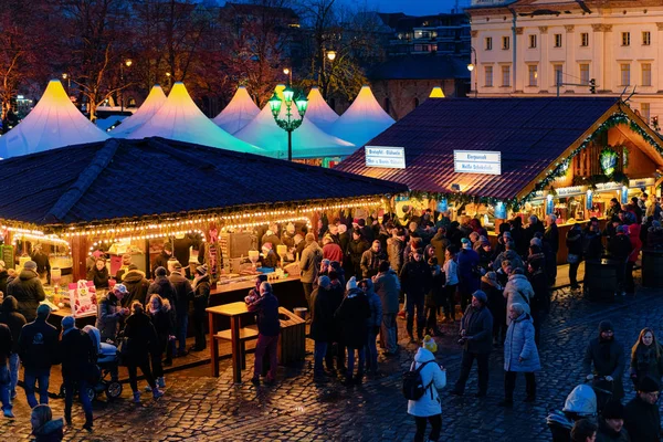 Berlin'de Charlottenburg Noel pazarında Stalls İnsanlar