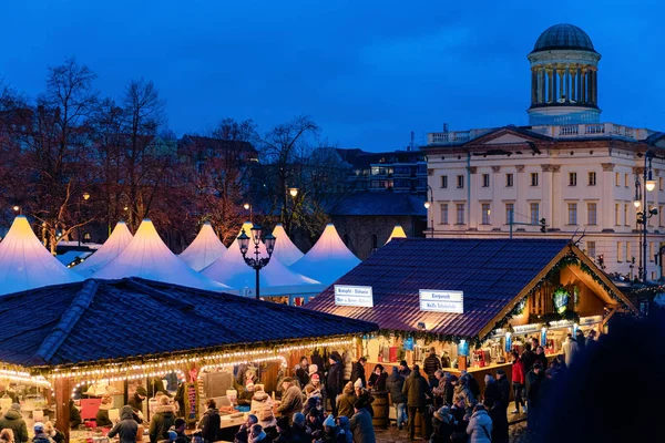 Berlin'de Charlottenburg Noel pazarında Stalls İnsanlar