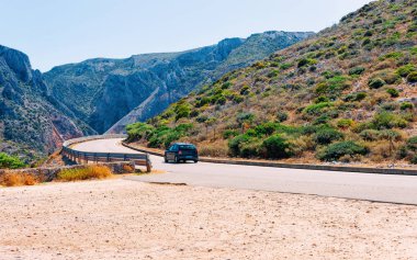 Sardunya tepelerde Cagliari karayolu üzerinde araba ile Sahne