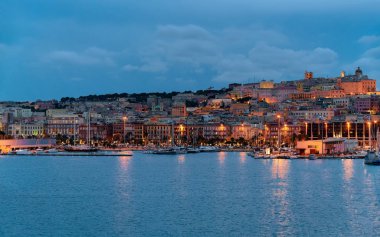 Alacakaranlıkta Cagliari gemileri ile Liman